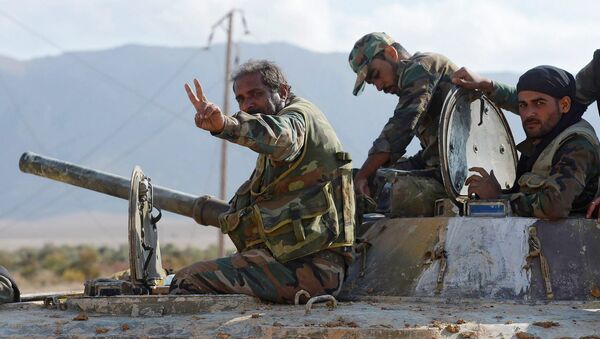 Los soldados del Ejército sirio cerca de la ciudad de Deir Ezzor - Sputnik Mundo