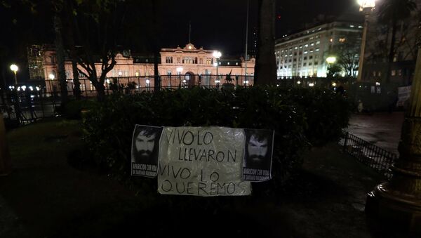 Cartel en contra de la desaparición del activista argentino Santiago Maldonado - Sputnik Mundo