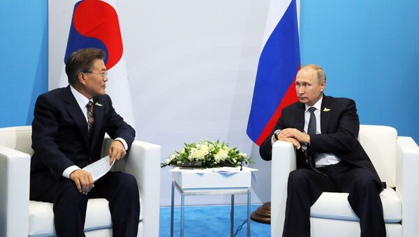 Presidente de Corea del Sur, Moon Jae-in, y presidente de Rusia, Vladímir Putin - Sputnik Mundo