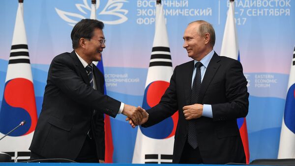 El presidente de Rusia, Vladímir Putin con el presidente surcoreano, Moon Jae-in - Sputnik Mundo