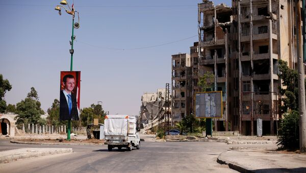 El retrado de Bashar Asad, presidente sirio, en la ciudad de Homs, Siria (archivo) - Sputnik Mundo
