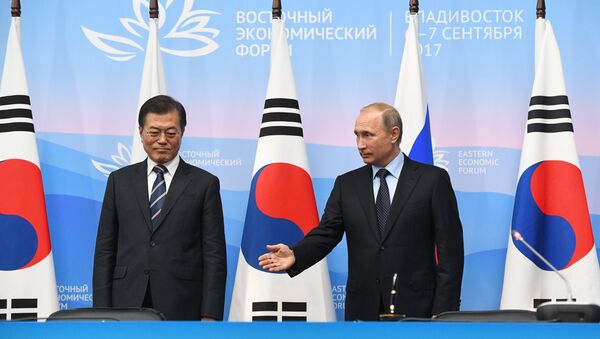 Presidente de Corea del Sur, Moon Jae-in, y presidente de Rusia, Vladímir Putin - Sputnik Mundo