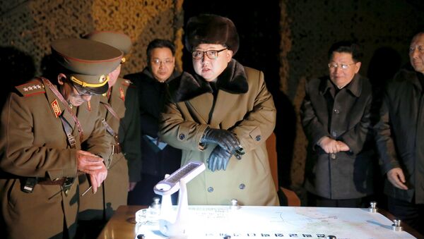 Kim Jong-un, líder de Corea del Norte en un reunión junto con militares (archivo) - Sputnik Mundo