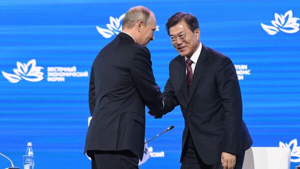 Presidente de Rusia, Vladímir Putin, y presidente de Corea del Sur, Moon Jae-in - Sputnik Mundo