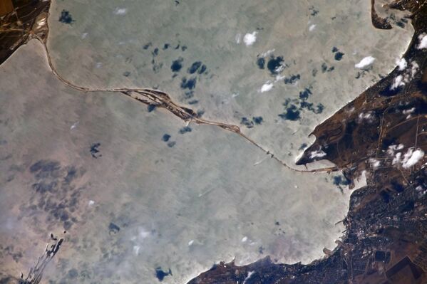 El grandioso puente de Crimea, visto desde el espacio - Sputnik Mundo