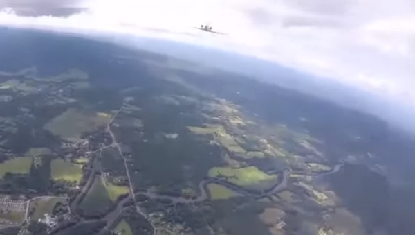 Paracaidista se escapa por los pelos de chocar contra un avión - Sputnik Mundo