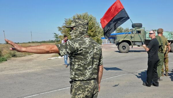 Militantes de grupo ultranacionalista ucraniano Pravy Sektor bloquean el paso a la península de Crimea (archivo) - Sputnik Mundo