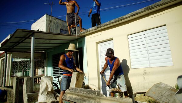 Cubanos preparan para la llegada del huracán Irma - Sputnik Mundo