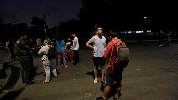 La gente sale a las calles durante el terremoto en México - Sputnik Mundo