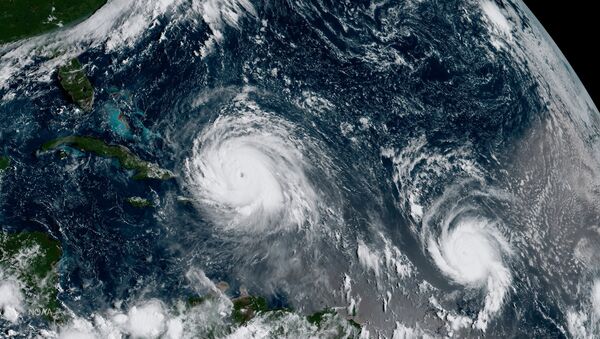 Huracán Irma (a la izquierda) y huracán José (a la derecha) - Sputnik Mundo