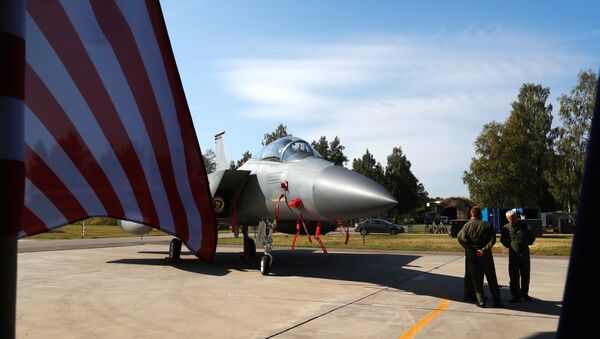 Un caza F-15C estadounidense en Siauliai, Lituania - Sputnik Mundo