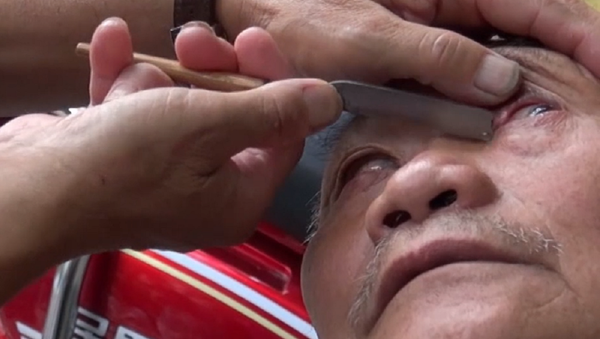 ¡Hazte un original 'peeling' ocular! Un barbero utiliza un cuchillo para limpiar los ojos - Sputnik Mundo