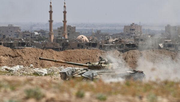 Tanque T-72 de la Guardia Republicana de Siria en las afueras de Deir Ezzor - Sputnik Mundo