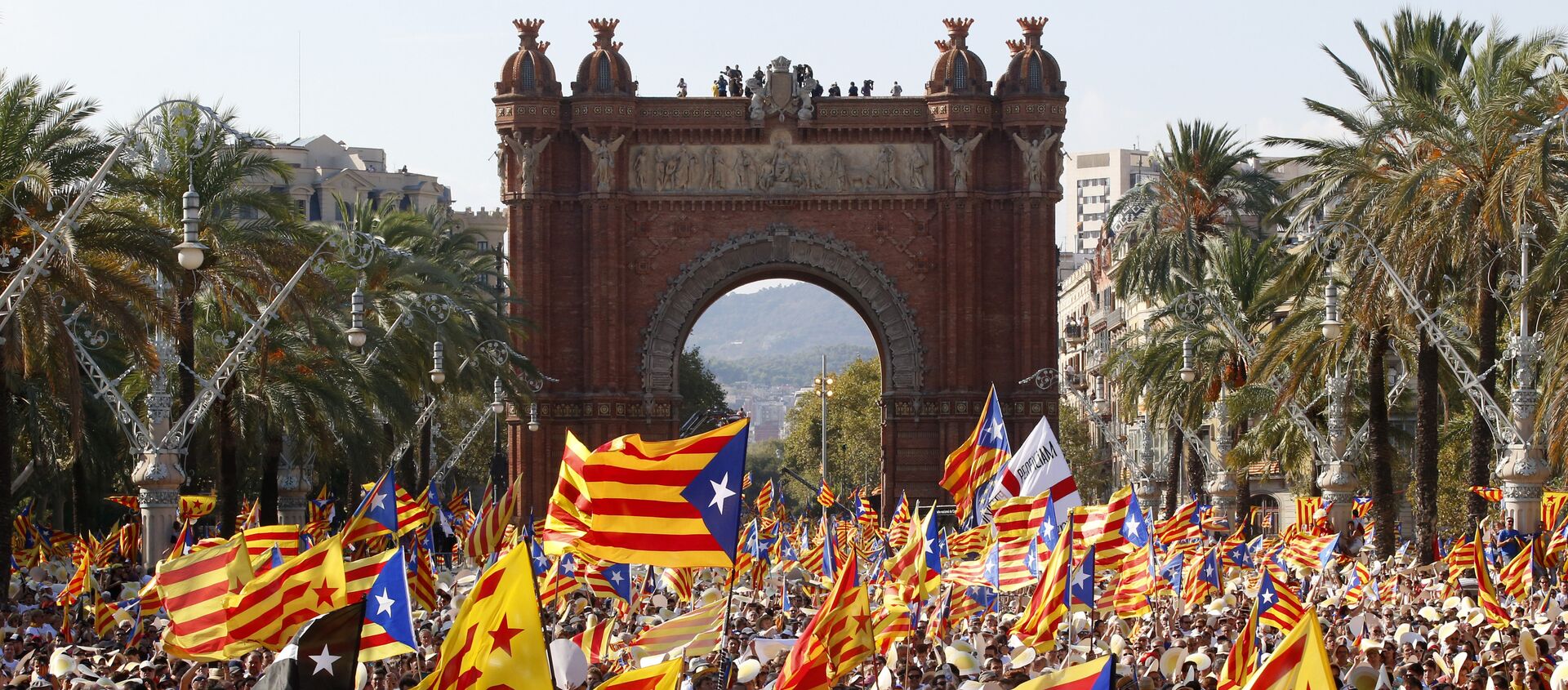 La gente celebrando el Día de Cataluña con las banderas independistas (archivo) - Sputnik Mundo, 1920, 23.07.2020