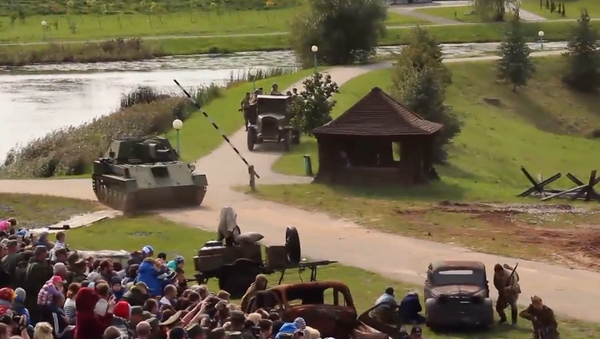 Los tanques de la II Guerra Mundial participan en las maniobras festivas de Minsk - Sputnik Mundo