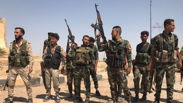 Soldados sirios tras la ruptura del asedio de Deir Ezzor - Sputnik Mundo