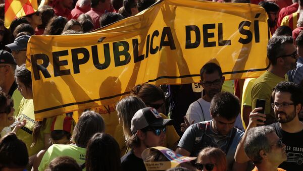 Catalanes apoyando el proceso de independencia - Sputnik Mundo