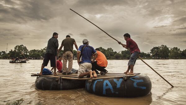 El río Suchiate, en la frontera entre México y Guatemala. Los migrantes centroamericanos cruzan este paso (El Paso del Coyote) en pequeñas embarcaciones. Es el comienzo de su viaje por México - Sputnik Mundo