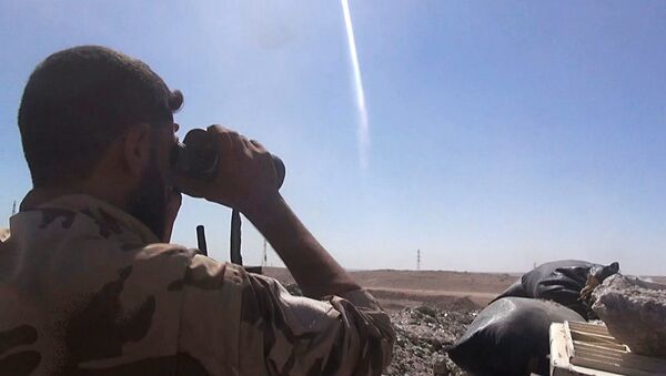 Soldado del Ejército sirio cerca de la base aérea de Deir Ezzor (archivo) - Sputnik Mundo