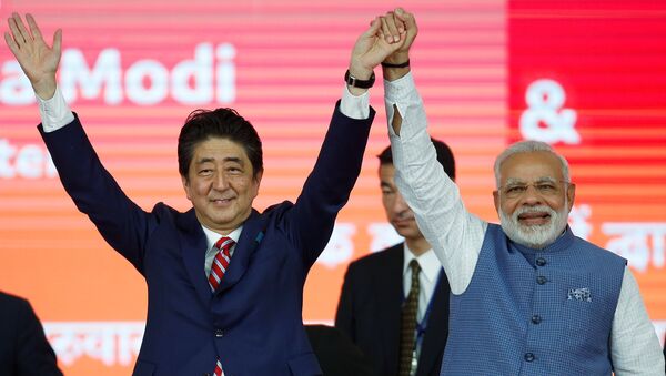 El primer ministro japonés, Shinzo Abe, y su homólogo indio, Narendra Modi - Sputnik Mundo