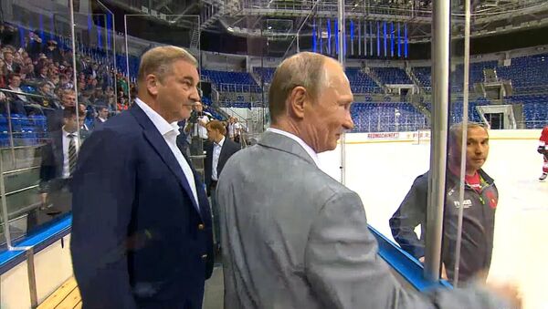 Putin se reúne con leyendas del hockey sobre hielo de la Superserie 72 - Sputnik Mundo
