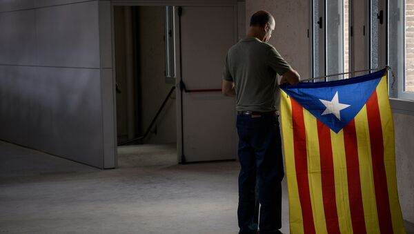 Un hombre con la bandera de Cataluña (imagen referencial) - Sputnik Mundo