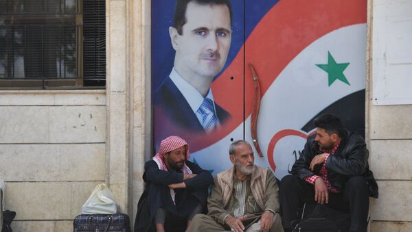 Los sirios junto al retrato de Bashar Asad, presidente de Siria (archivo) - Sputnik Mundo