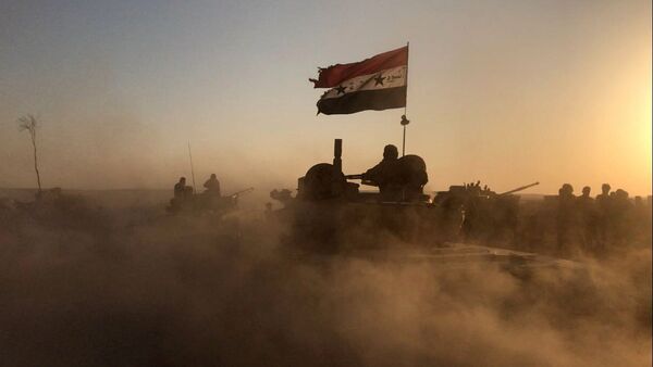 Tanque del Ejército de Siria con la bandera nacional en las afueras de Deir Ezzor (archivo) - Sputnik Mundo