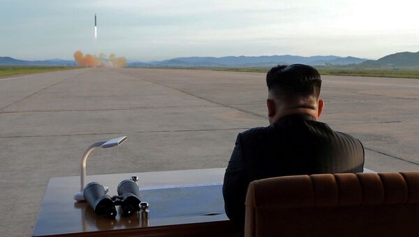 Kim Jong-un, líder de Corea del Norte, observando al lanzamiento de un misil (archivo) - Sputnik Mundo