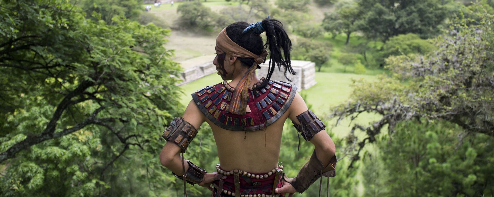 Un hombre ataviado con la vestimenta tradicional maya - Sputnik Mundo, 1920, 02.05.2021