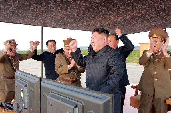 El 'amanecer balístico' norcoreano: las imágenes del nuevo ensayo del Hwasong-12 - Sputnik Mundo