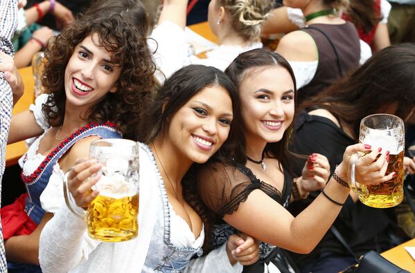 Diversión, chicas y cerveza: el Oktoberfest arranca en Múnich - Sputnik Mundo