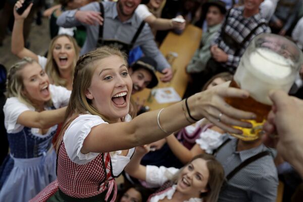 Diversión, chicas y cerveza: el Oktoberfest arranca en Múnich - Sputnik Mundo