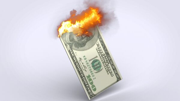 Un billete de cien dólares estadounidenses ardiendo - Sputnik Mundo