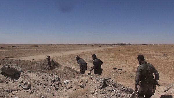 Soldados del Ejército sirio cerca de la base aérea de Deir Ezzor - Sputnik Mundo