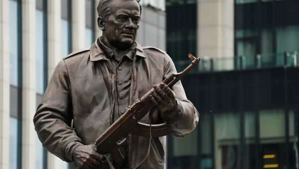 El monumento a Mijaíl Kaláshnikov, creador del fusil de asalto - Sputnik Mundo