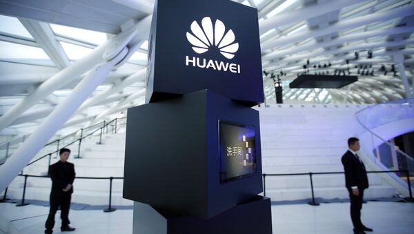 Security personnel stand near a pillar with the Huawei logo at a launch event for the Huawei MateBook in Beijing, Thursday, May 26, 2016 - Sputnik Mundo