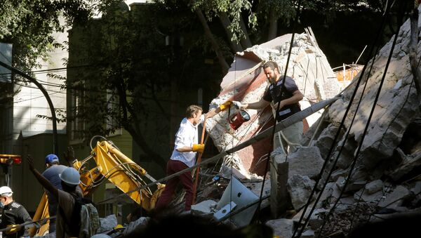 Labores de rescate tras el sismo en México (archivo) - Sputnik Mundo