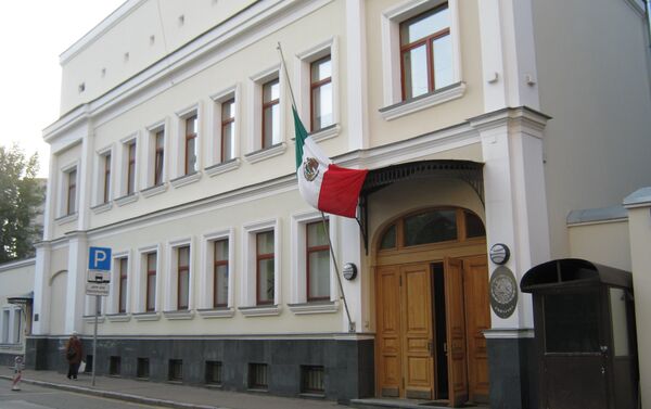 Embajada mexicana en Moscú con bandera a media asta - Sputnik Mundo