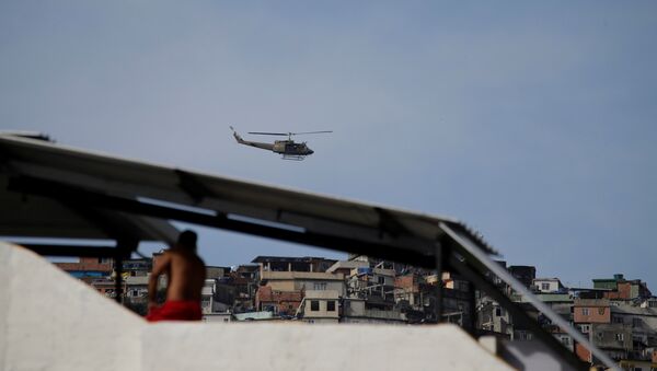 Helicóptero de la Fuerza aérea de Brasil en Rocinha - Sputnik Mundo