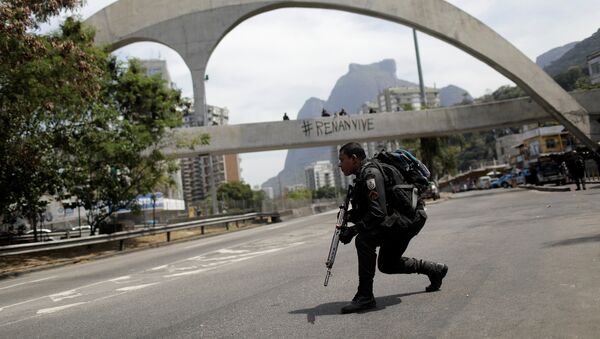 Policía brasileña en Rocinha - Sputnik Mundo