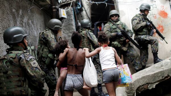Fuerzas Armadas de Brasil en la favela Rocinha de Río de Janeiro - Sputnik Mundo
