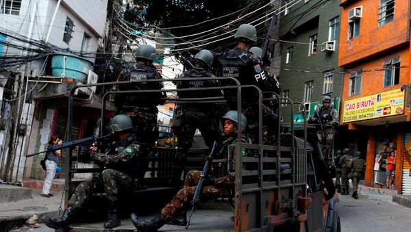 Armed Forces take up position during a operation after violent clashes between drug gangs in Rocinha slum in Rio de Janeiro, Brazil - Sputnik Mundo