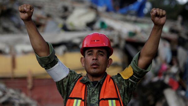 Un soldado mexicano en la Ciudad de México tras un fuerte terremoto - Sputnik Mundo