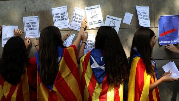 Las mujeres pegan los posters en apoyo del referéndum - Sputnik Mundo