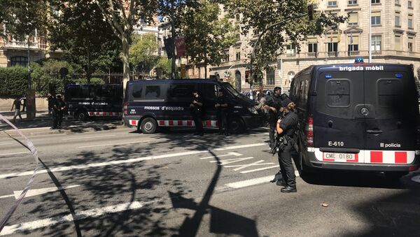Un operativo de los Mossos d'Esquadra cortando el acceso a una manifestación multitudinaria a favor del referéndum en Cataluña cerca de Plaza Universitat - Sputnik Mundo