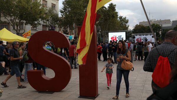 La palabra Sí, rodeada de partidarios de la independencia de Cataluña - Sputnik Mundo