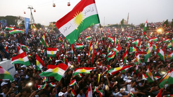 Banderas de Kurdistán en un mitin independentista - Sputnik Mundo