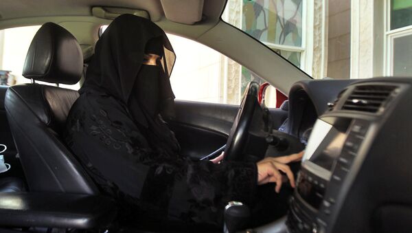 Una mujer conduce un coche en Arabia Saudí (archivo) - Sputnik Mundo