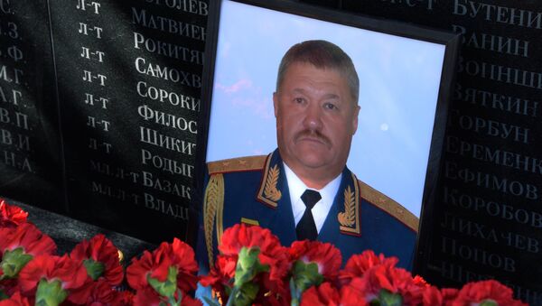 El retrato del general teniente ruso Valeri Asápov, fallecido en Siria - Sputnik Mundo